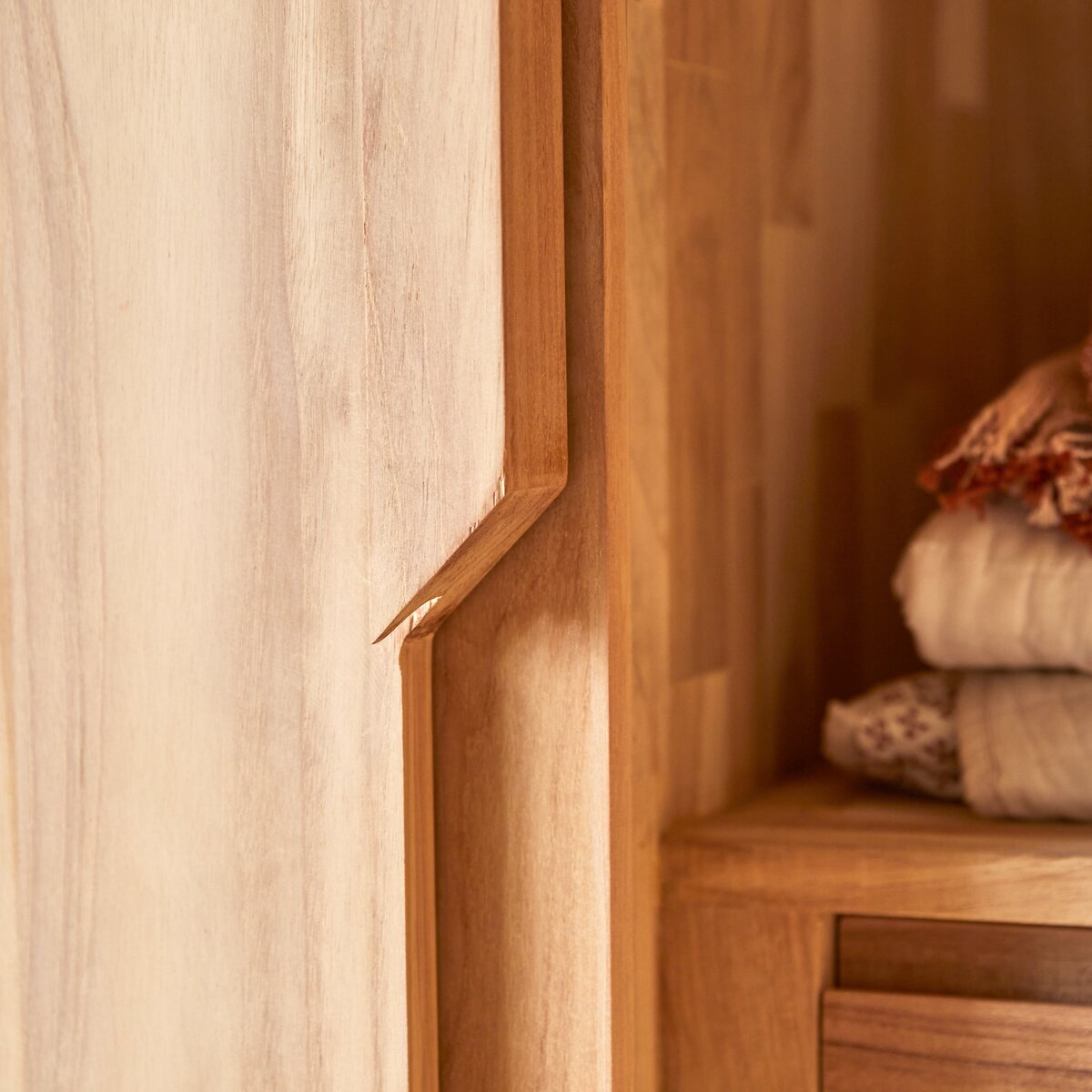 Greta - Kinderzimmerschrank aus massivem Teakholz Greta - Kinderzimmerschrank aus massivem Teakholz