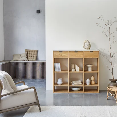 Miho - Low bookcase in solid oak and White premium terrazzo