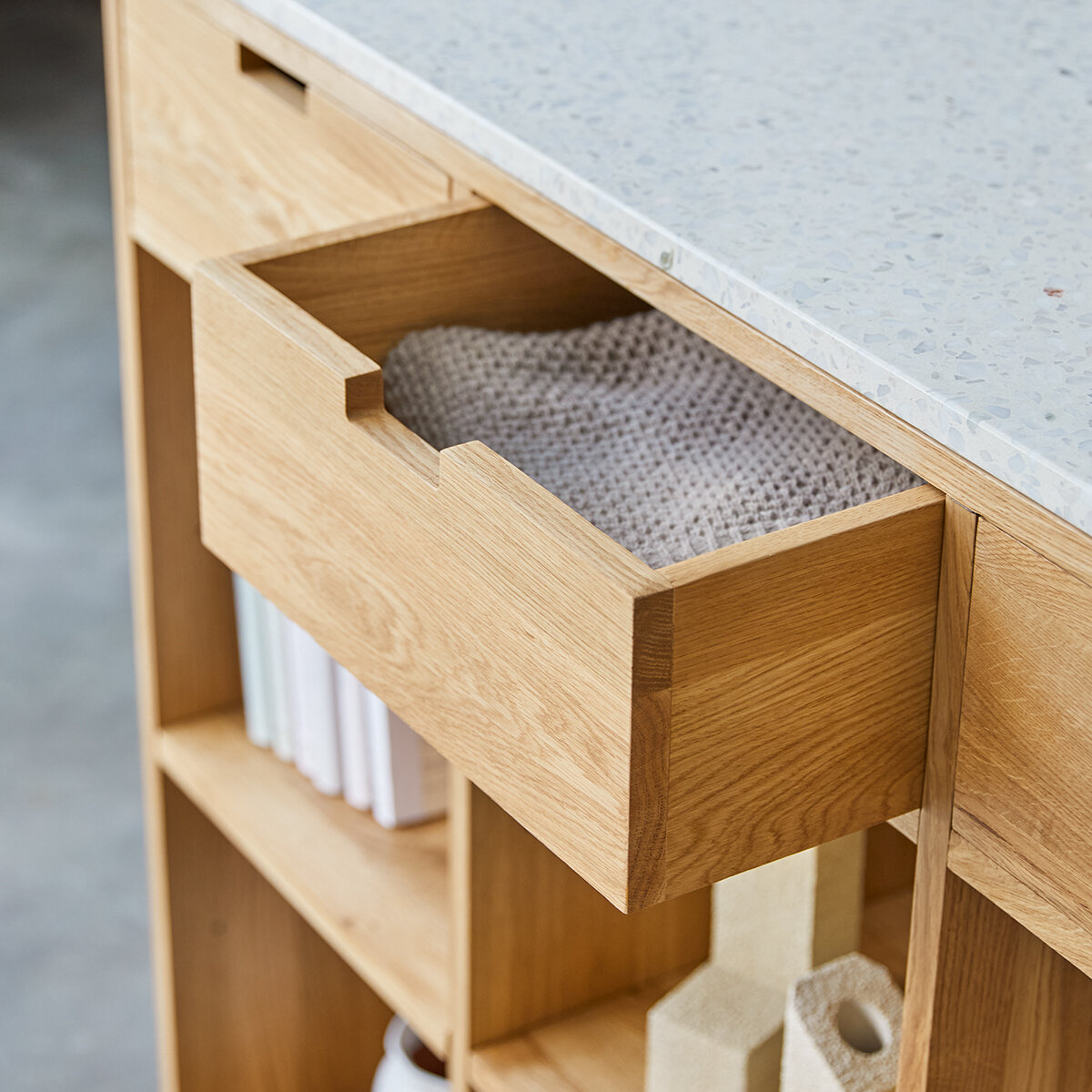 Miho - Libreria bassa in quercia massello e terrazzo premium White Miho - Libreria bassa in quercia massello e terrazzo premium White