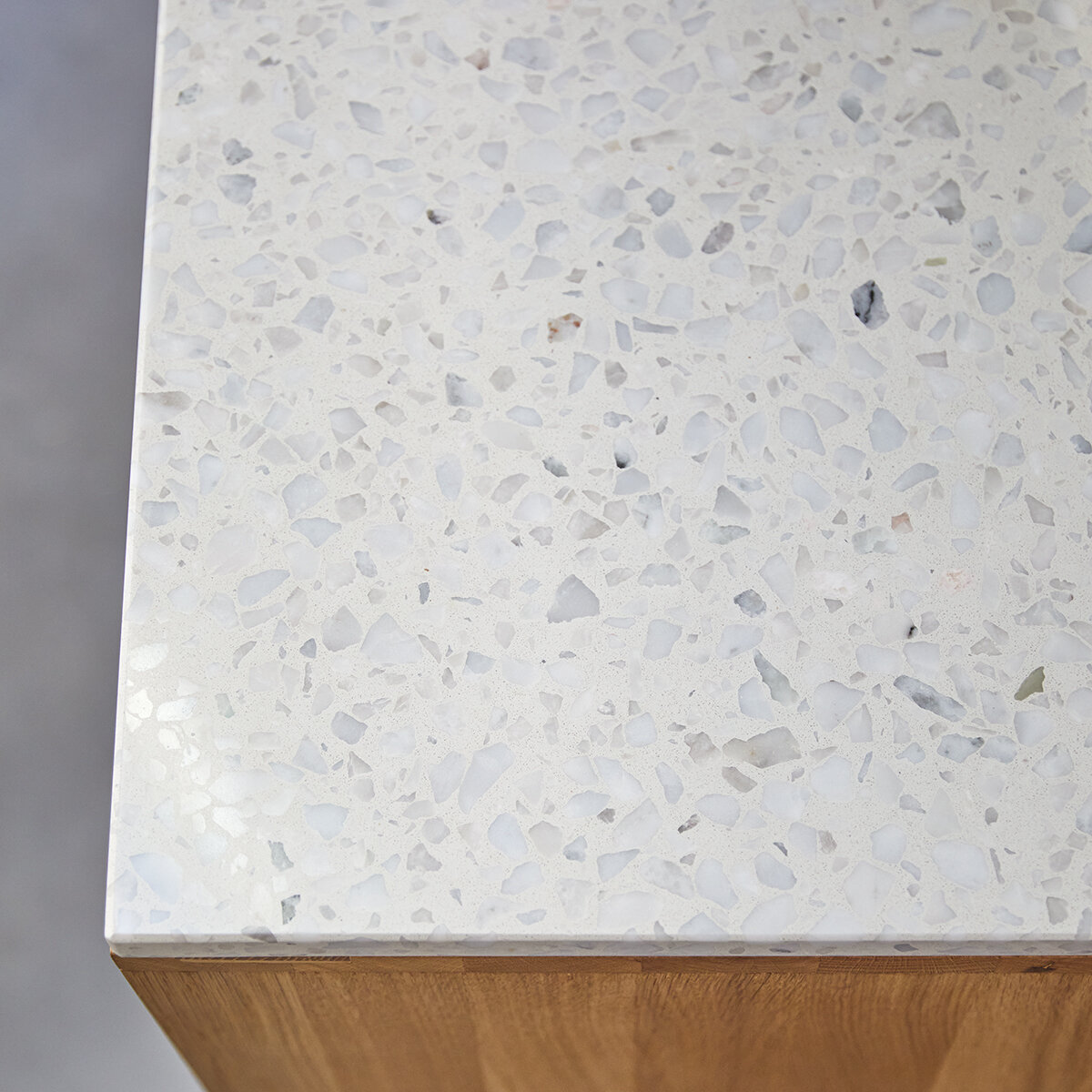 Miho - Libreria bassa in quercia massello e terrazzo premium White Miho - Libreria bassa in quercia massello e terrazzo premium White