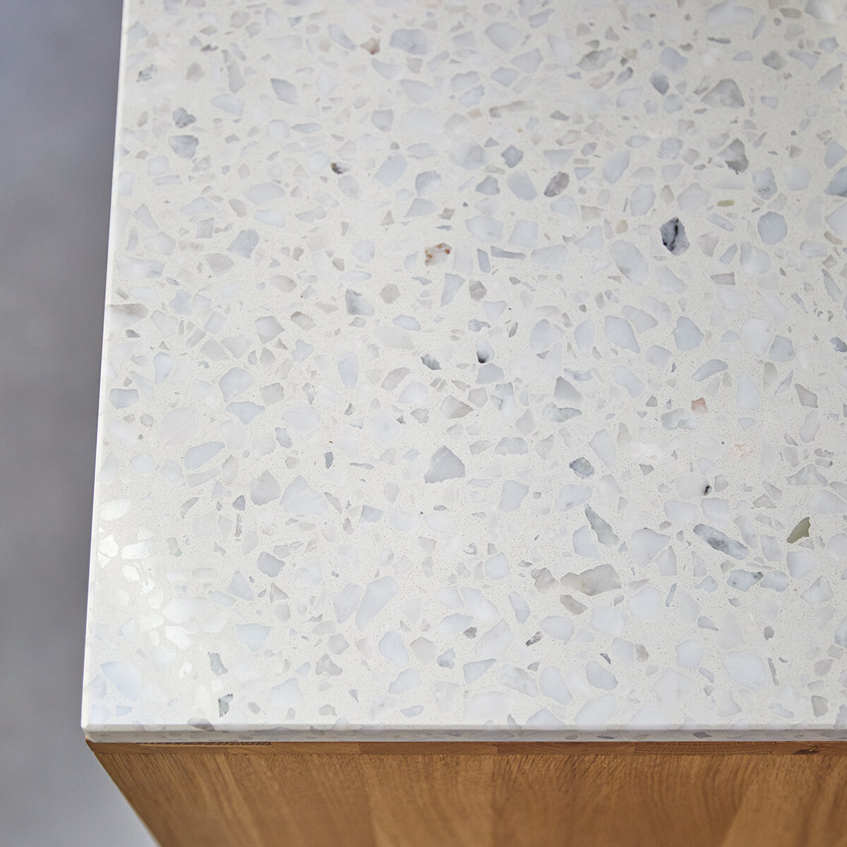 Tikamoon Libreria bassa in teak massello e terrazzo premium White Miho