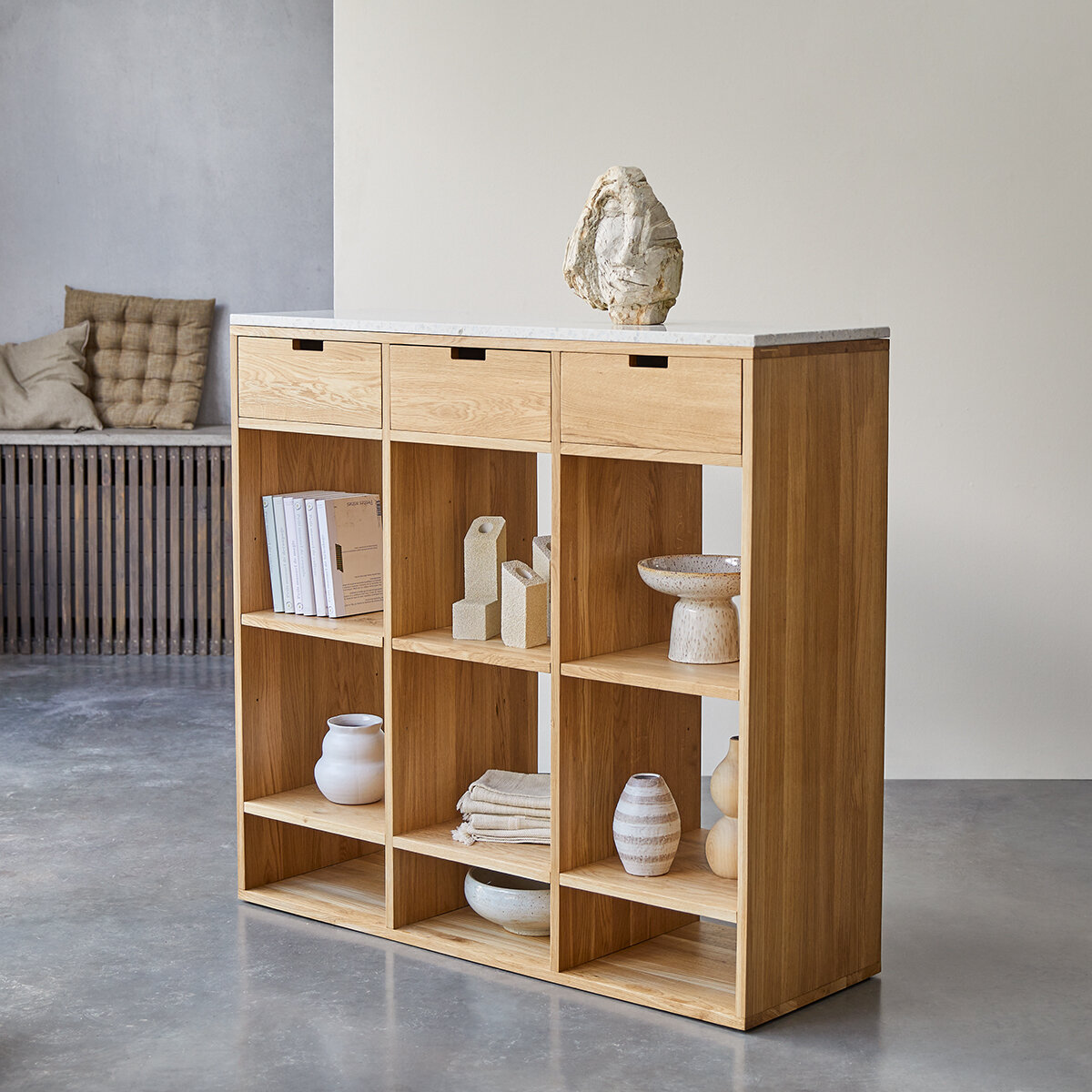 Miho - Niedriges Bücherregal aus massivem Eiche mit Premium-Terrazzo White Miho - Niedriges Bücherregal aus massivem Eiche mit Premium-Terrazzo White