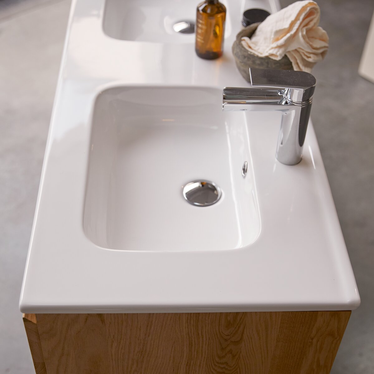 Nova - Meuble Salle de Bain en chêne massif et céramique 120 cm Nova - Meuble Salle de Bain en chêne massif et céramique 120 cm