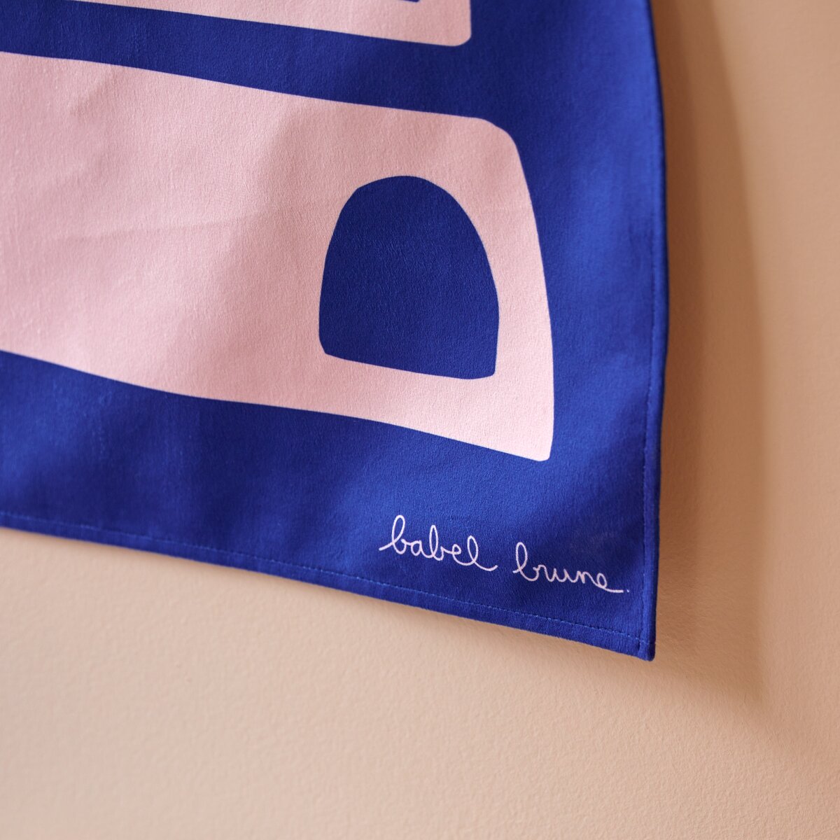 Babylone Tour - Französischer Bettkopfteil-Behang 90x70 cm – Pink Babylone Tour - Französischer Bettkopfteil-Behang 90x70 cm – Pink