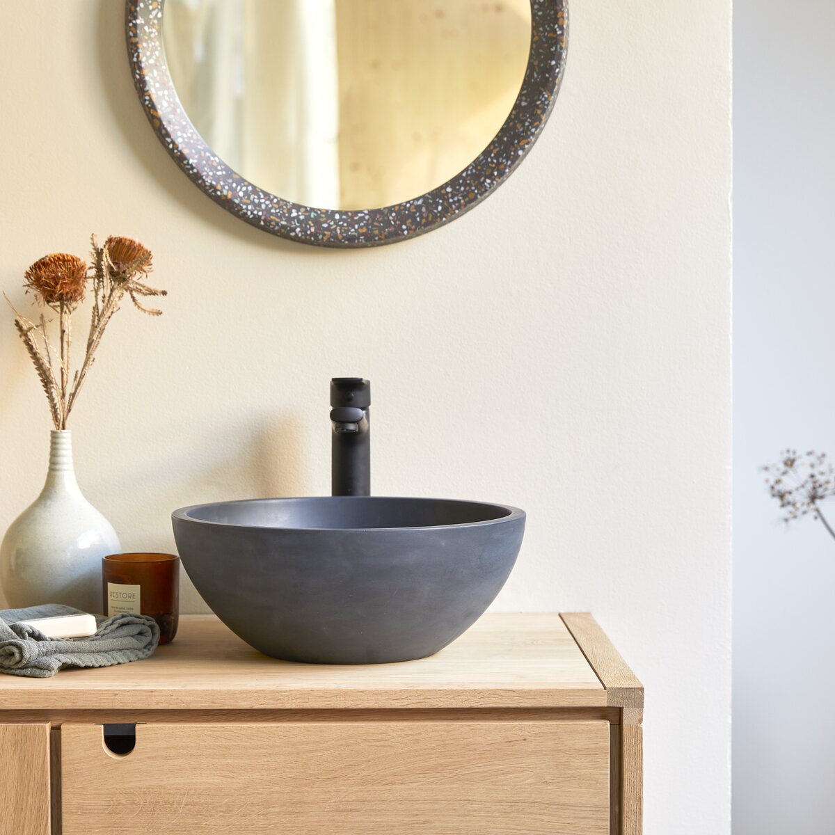 Micha - Lavabo tondo in battuto di terrazzo black Micha - Lavabo tondo in battuto di terrazzo black
