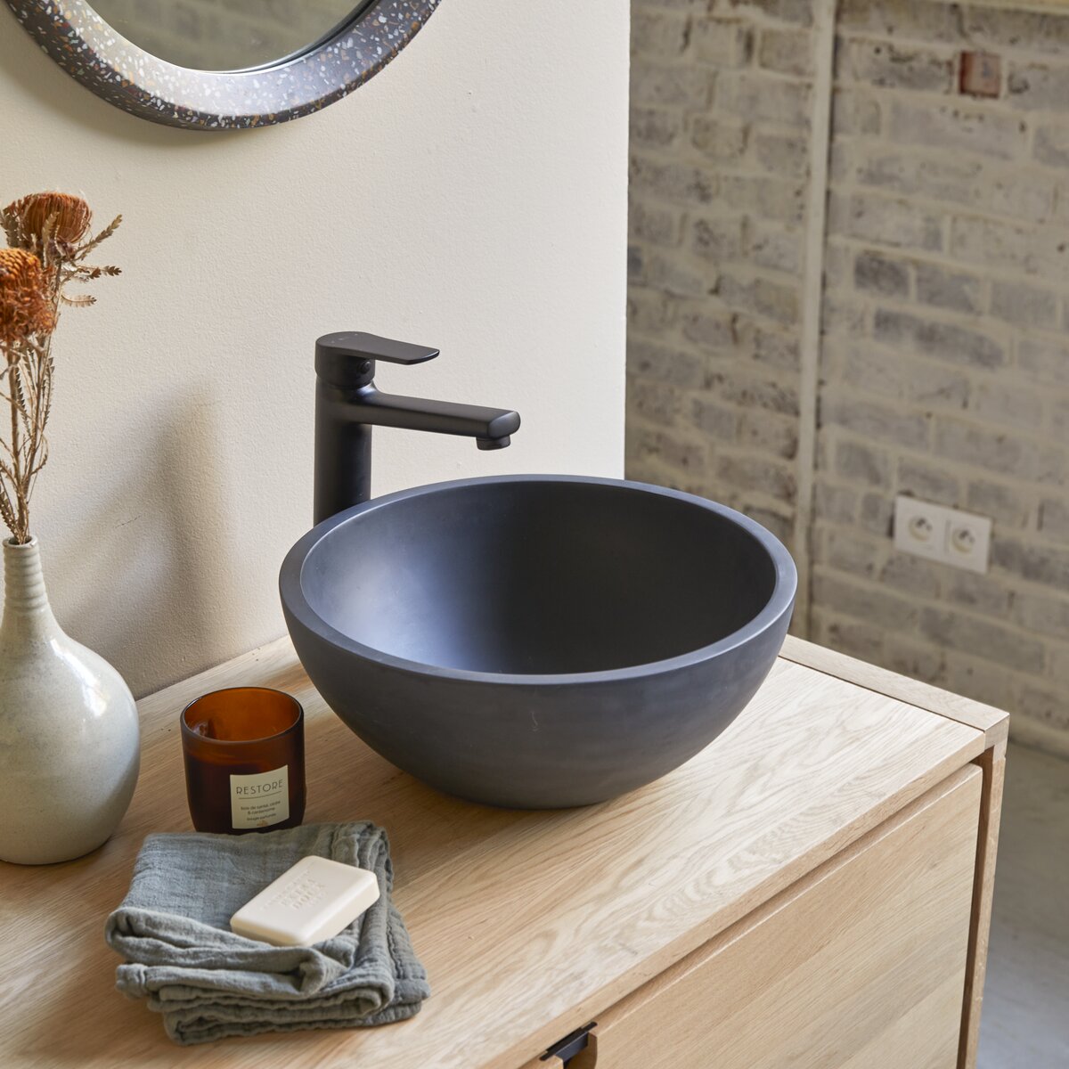 Micha - Lavabo tondo in battuto di terrazzo black Micha - Lavabo tondo in battuto di terrazzo black