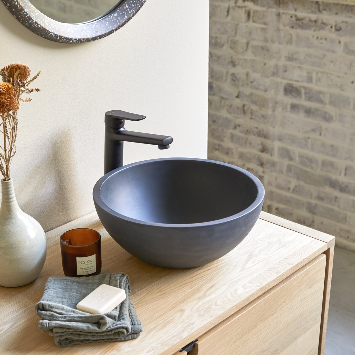 Micha - Lavabo tondo in battuto di terrazzo black Micha - Lavabo tondo in battuto di terrazzo black