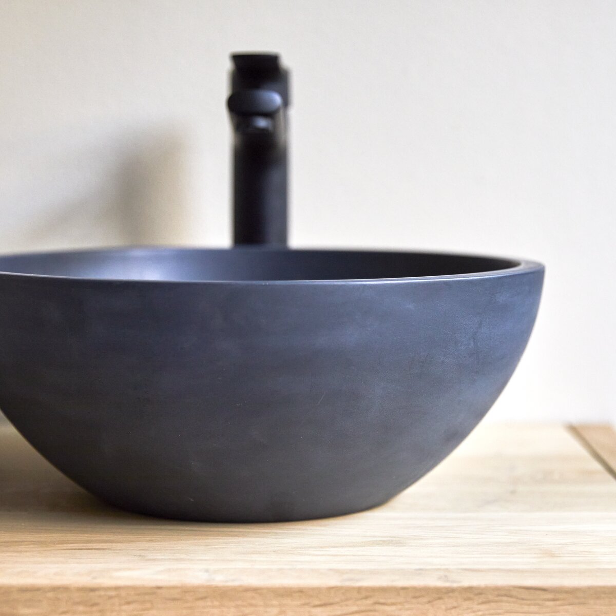 Micha - Lavabo tondo in battuto di terrazzo black Micha - Lavabo tondo in battuto di terrazzo black