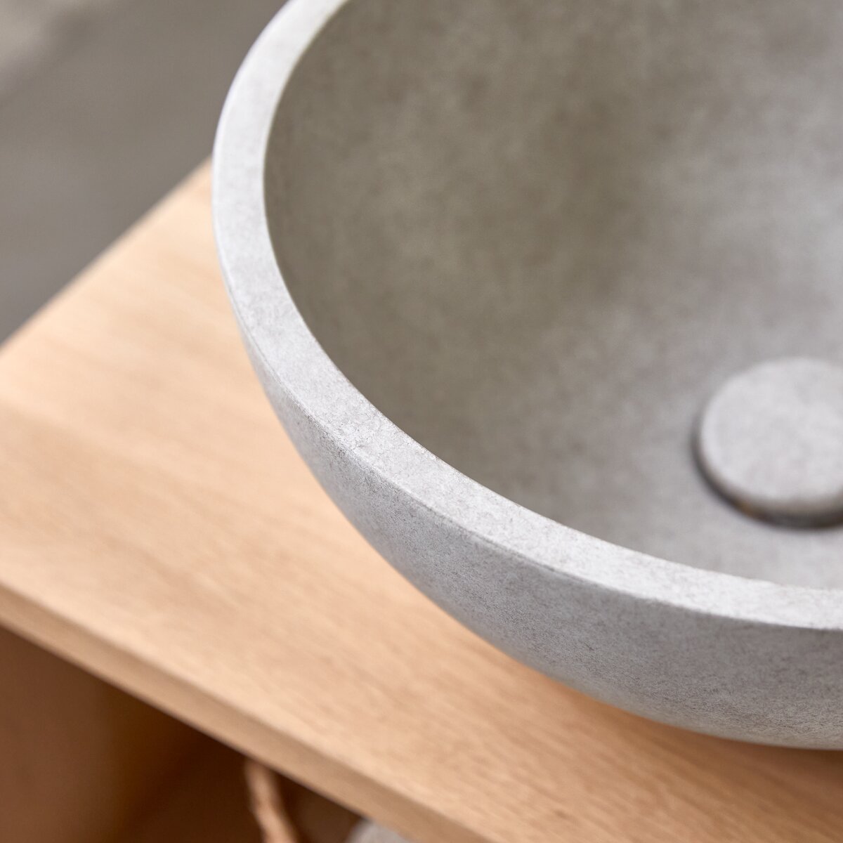 lavabo-tondo-in-cemento-grey-micha-accessori-per-il-bagno-tikamoon