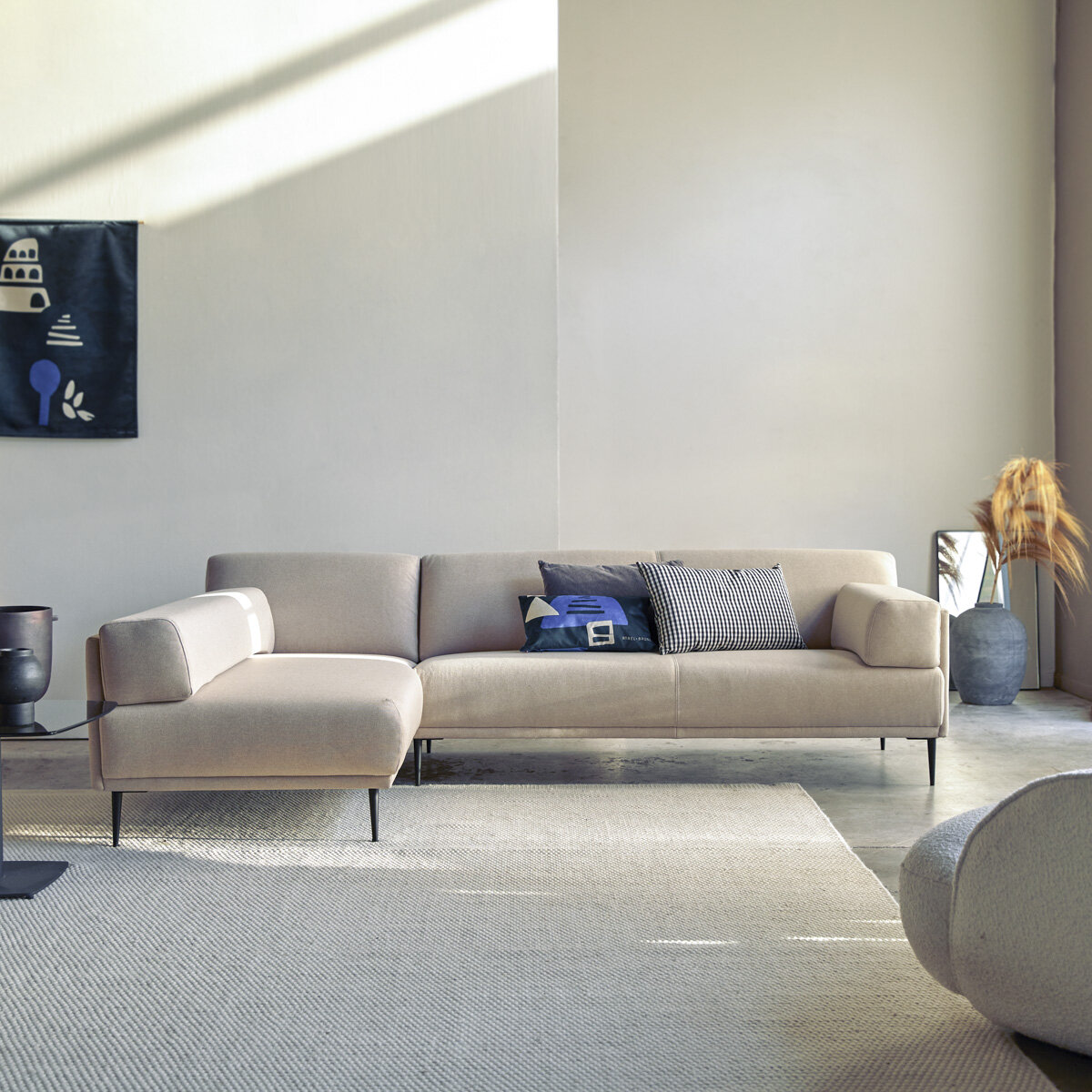 Finn - Ecksofa mit Eckelement links und ecrufarbenem Stoffbezug 270 x 180 cm Finn - Ecksofa mit Eckelement links und ecrufarbenem Stoffbezug 270 x 180 cm