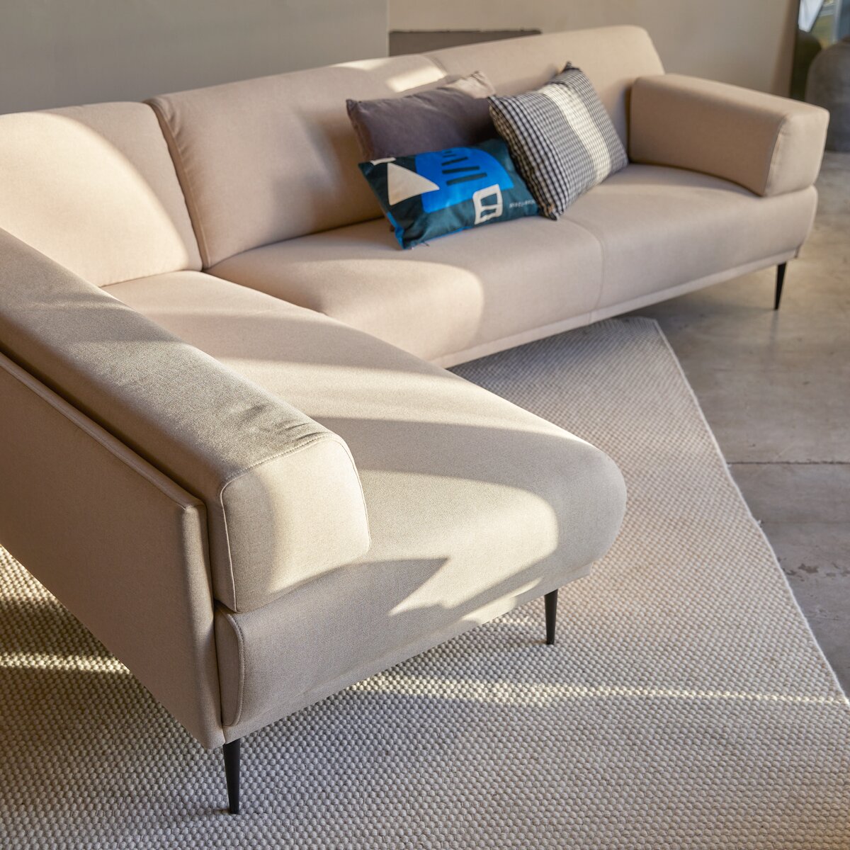Finn - Ecksofa mit Eckelement links und ecrufarbenem Stoffbezug 270 x 180 cm Finn - Ecksofa mit Eckelement links und ecrufarbenem Stoffbezug 270 x 180 cm