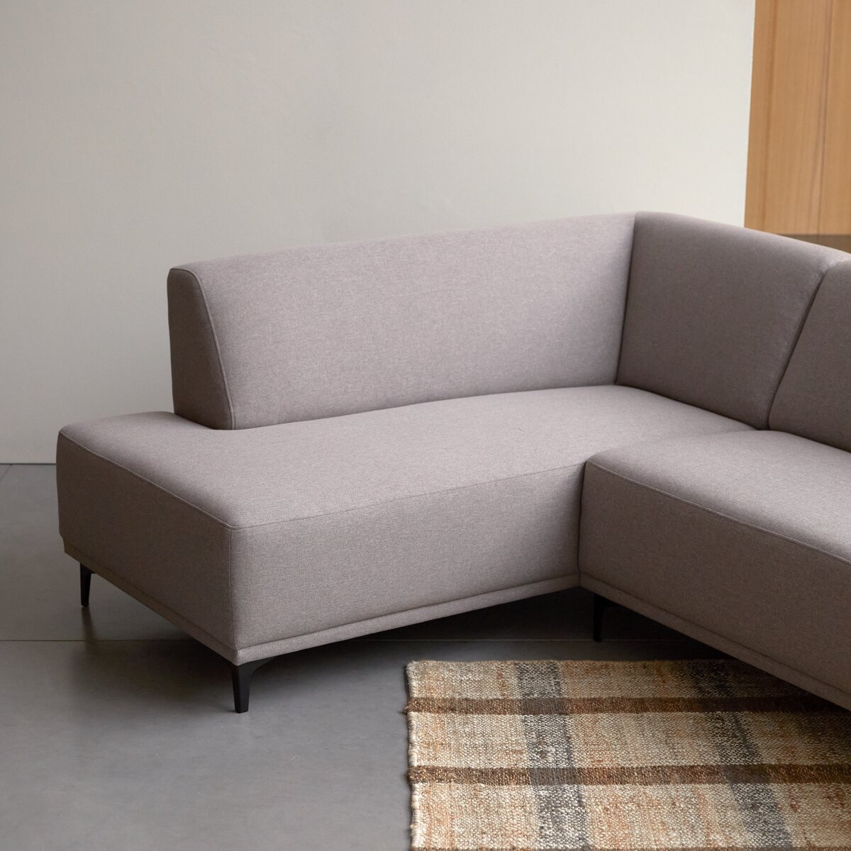 Lars - Divano angolare sinistro in tessuto grigio 295 x 185 cm, 5 posti Lars - Divano angolare sinistro in tessuto grigio 295 x 185 cm, 5 posti