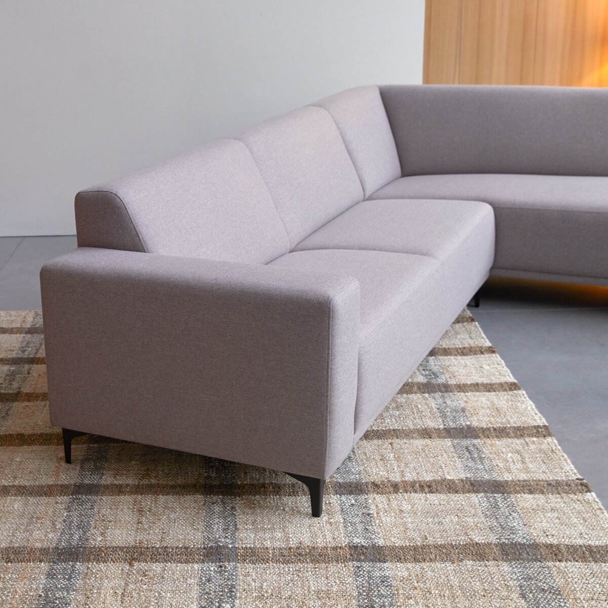 Lars - Ecksofa mit Eckelement rechts und grauem Stoffbezug 295 × 185 cm Lars - Ecksofa mit Eckelement rechts und grauem Stoffbezug 295 × 185 cm