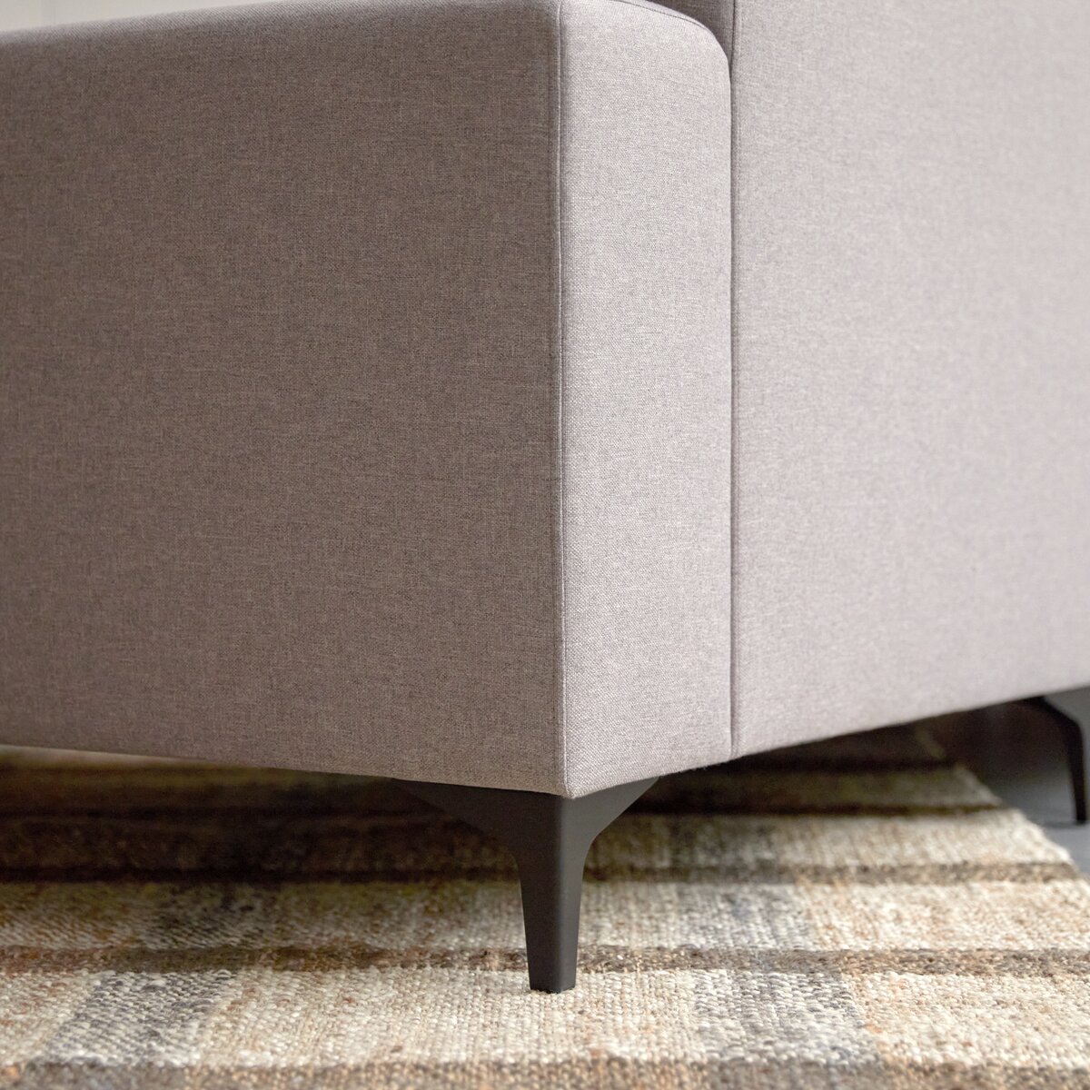 Lars - Ecksofa mit Eckelement rechts und grauem Stoffbezug 300 × 150 cm Lars - Ecksofa mit Eckelement rechts und grauem Stoffbezug 300 × 150 cm
