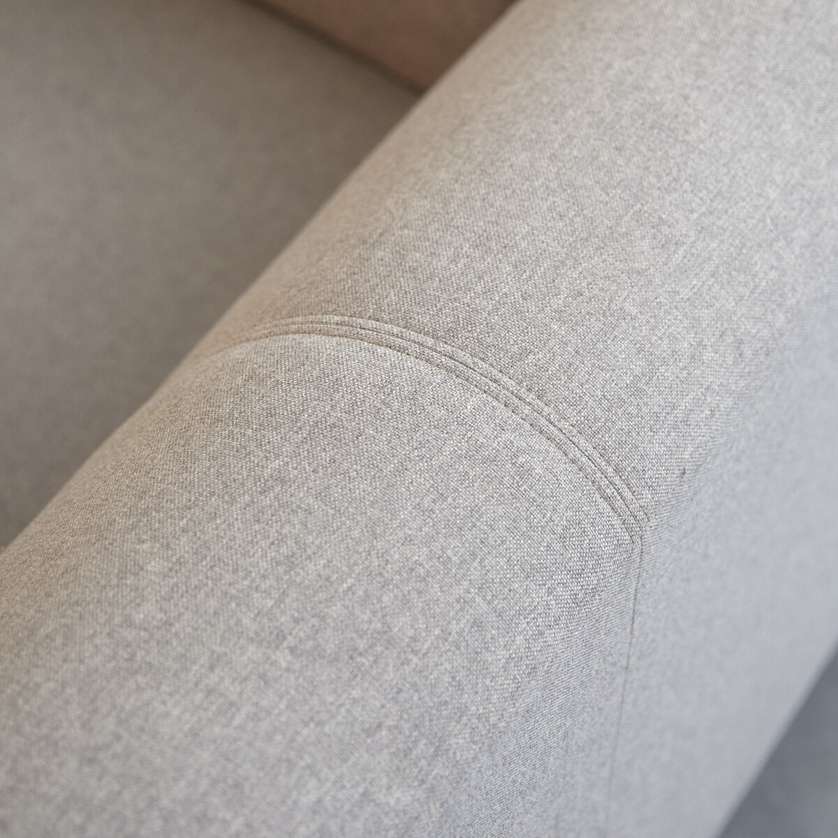 Finn - 2-3-Sitzer-Sofa mit grauem Stoffbezug Finn - 2-3-Sitzer-Sofa mit grauem Stoffbezug