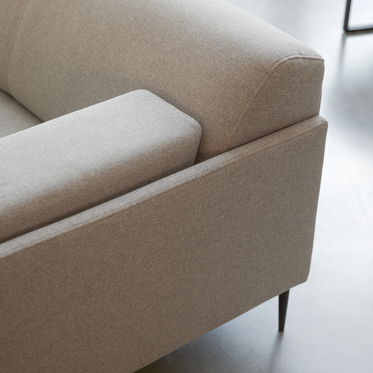 Finn - 2-3-Sitzer-Sofa mit grauem Stoffbezug Finn - 2-3-Sitzer-Sofa mit grauem Stoffbezug