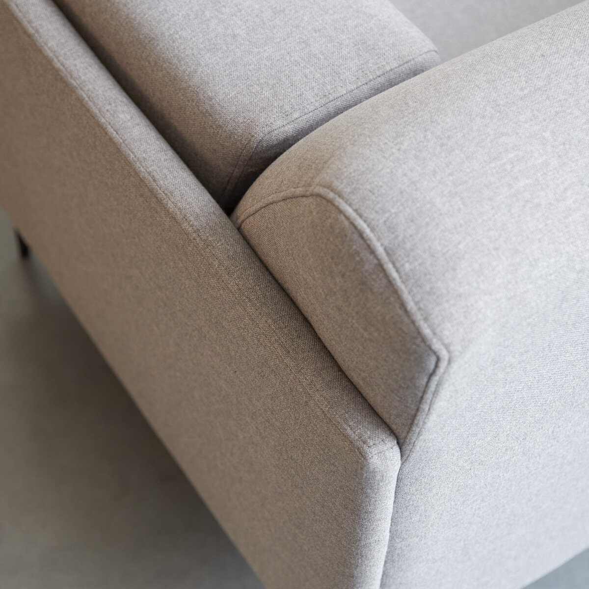 Finn - 2-3-Sitzer-Sofa mit grauem Stoffbezug Finn - 2-3-Sitzer-Sofa mit grauem Stoffbezug