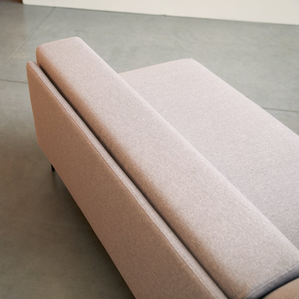 Finn - Ecksofa mit Eckelement rechts und grauem Stoffbezug 270 × 180 cm Finn - Ecksofa mit Eckelement rechts und grauem Stoffbezug 270 × 180 cm