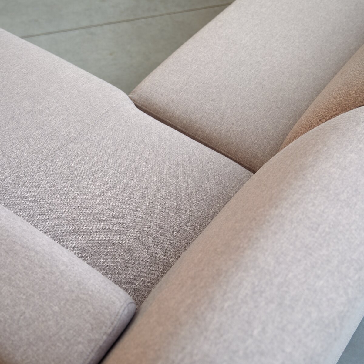 Finn - Ecksofa mit Eckelement rechts und grauem Stoffbezug 270 × 180 cm Finn - Ecksofa mit Eckelement rechts und grauem Stoffbezug 270 × 180 cm