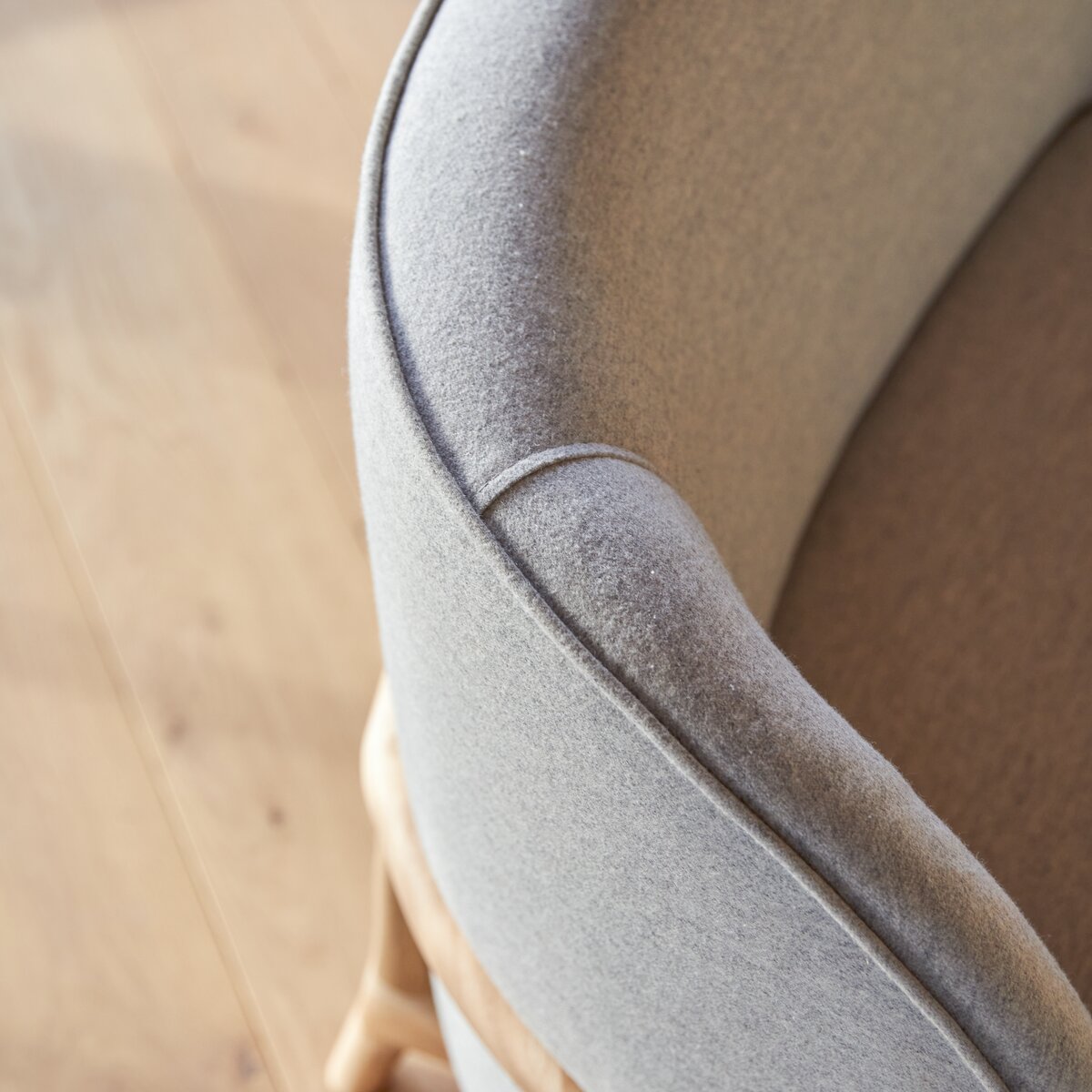 Hoya - Fauteuil en chêne massif et tissu gris Hoya - Fauteuil en chêne massif et tissu gris