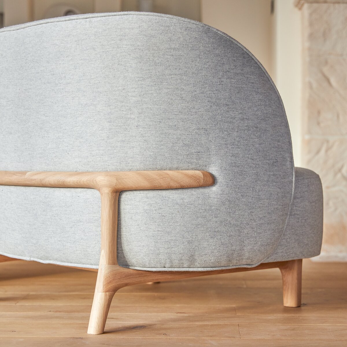 Hoya - Fauteuil en chêne massif et tissu gris Hoya - Fauteuil en chêne massif et tissu gris