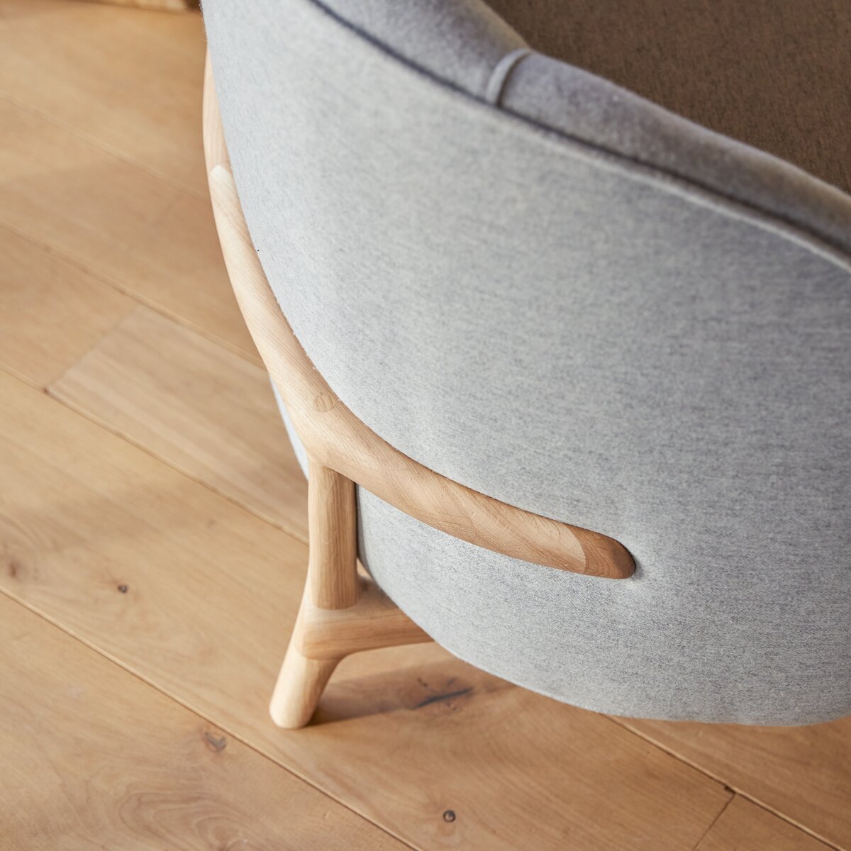 Hoya - Fauteuil en chêne massif et tissu gris Hoya - Fauteuil en chêne massif et tissu gris