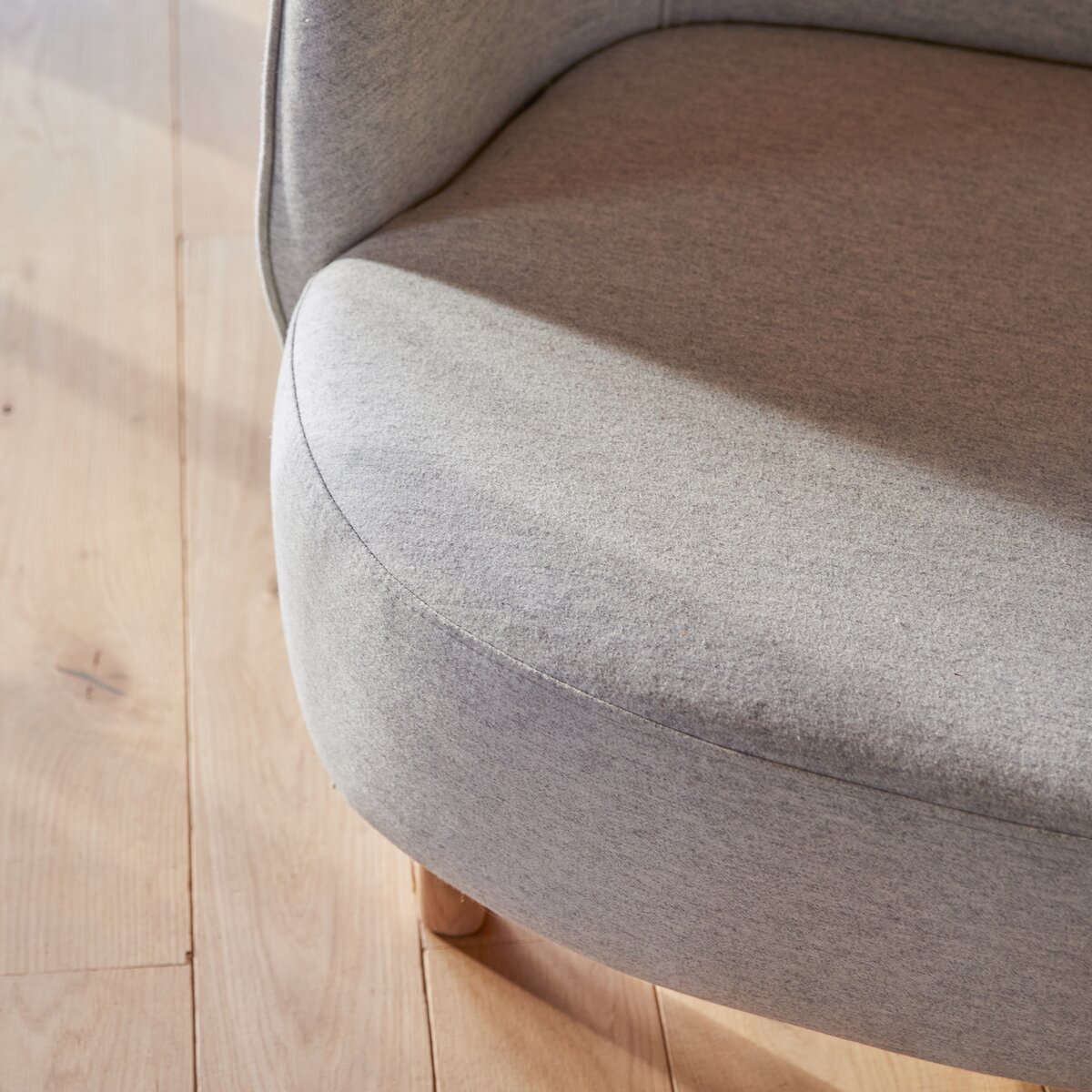 Hoya - Fauteuil en chêne massif et tissu gris Hoya - Fauteuil en chêne massif et tissu gris