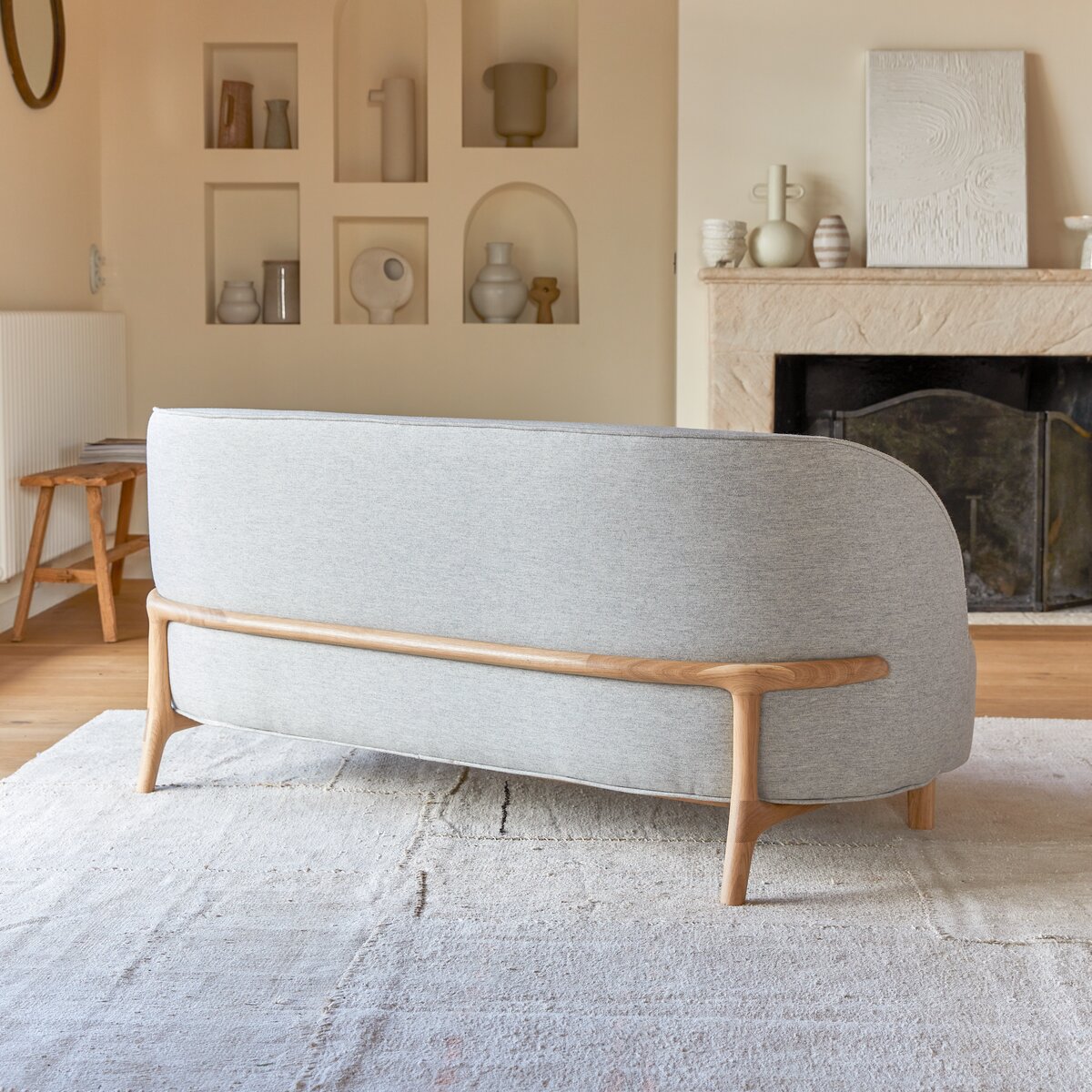 Hoya - 2-Sitzer-Sofa mit massivem Eichenholzgestell und grauem Stoffbezug Hoya - 2-Sitzer-Sofa mit massivem Eichenholzgestell und grauem Stoffbezug