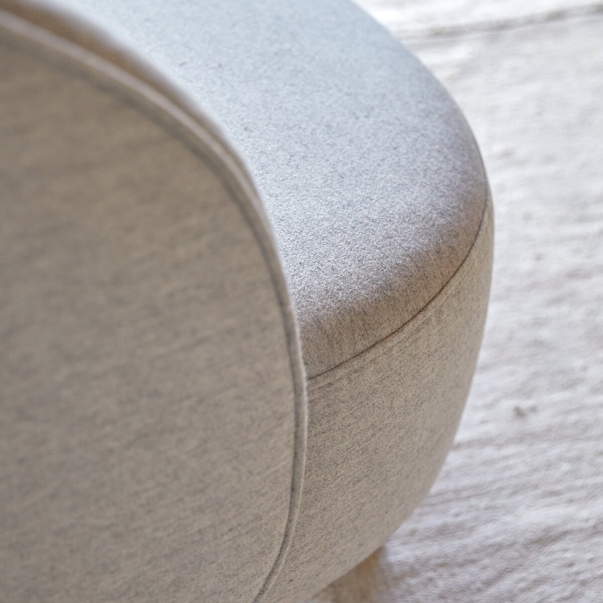 Hoya - 2-Sitzer-Sofa mit massivem Eichenholzgestell und grauem Stoffbezug Hoya - 2-Sitzer-Sofa mit massivem Eichenholzgestell und grauem Stoffbezug