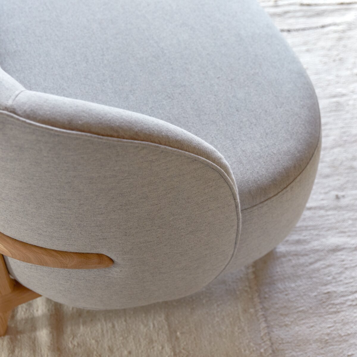 Hoya - 2-Sitzer-Sofa mit massivem Eichenholzgestell und grauem Stoffbezug Hoya - 2-Sitzer-Sofa mit massivem Eichenholzgestell und grauem Stoffbezug