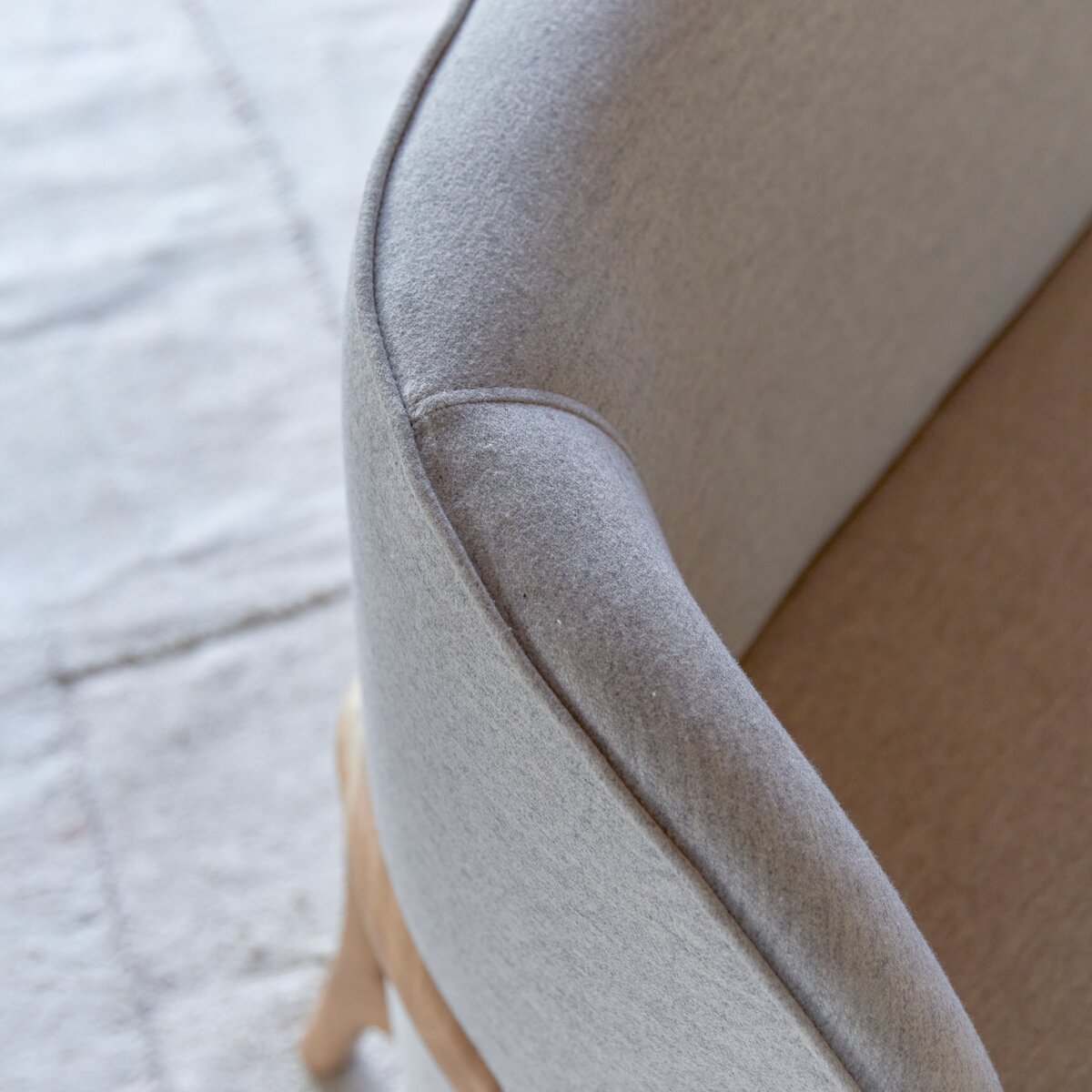 Hoya - 2-Sitzer-Sofa mit massivem Eichenholzgestell und grauem Stoffbezug Hoya - 2-Sitzer-Sofa mit massivem Eichenholzgestell und grauem Stoffbezug
