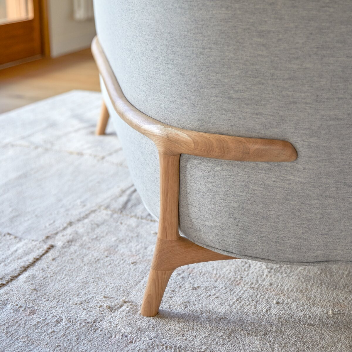 Hoya - 2-Sitzer-Sofa mit massivem Eichenholzgestell und grauem Stoffbezug Hoya - 2-Sitzer-Sofa mit massivem Eichenholzgestell und grauem Stoffbezug