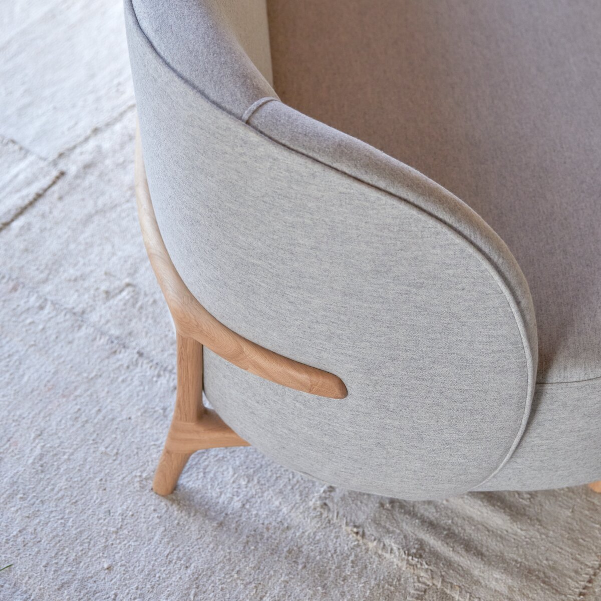Hoya - 3-Sitzer-Sofa mit massivem Eichenholzgestell und grauem Stoffbezug Hoya - 3-Sitzer-Sofa mit massivem Eichenholzgestell und grauem Stoffbezug