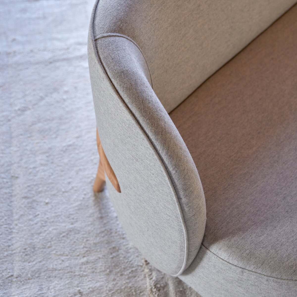 Hoya - 3-Sitzer-Sofa mit massivem Eichenholzgestell und grauem Stoffbezug Hoya - 3-Sitzer-Sofa mit massivem Eichenholzgestell und grauem Stoffbezug