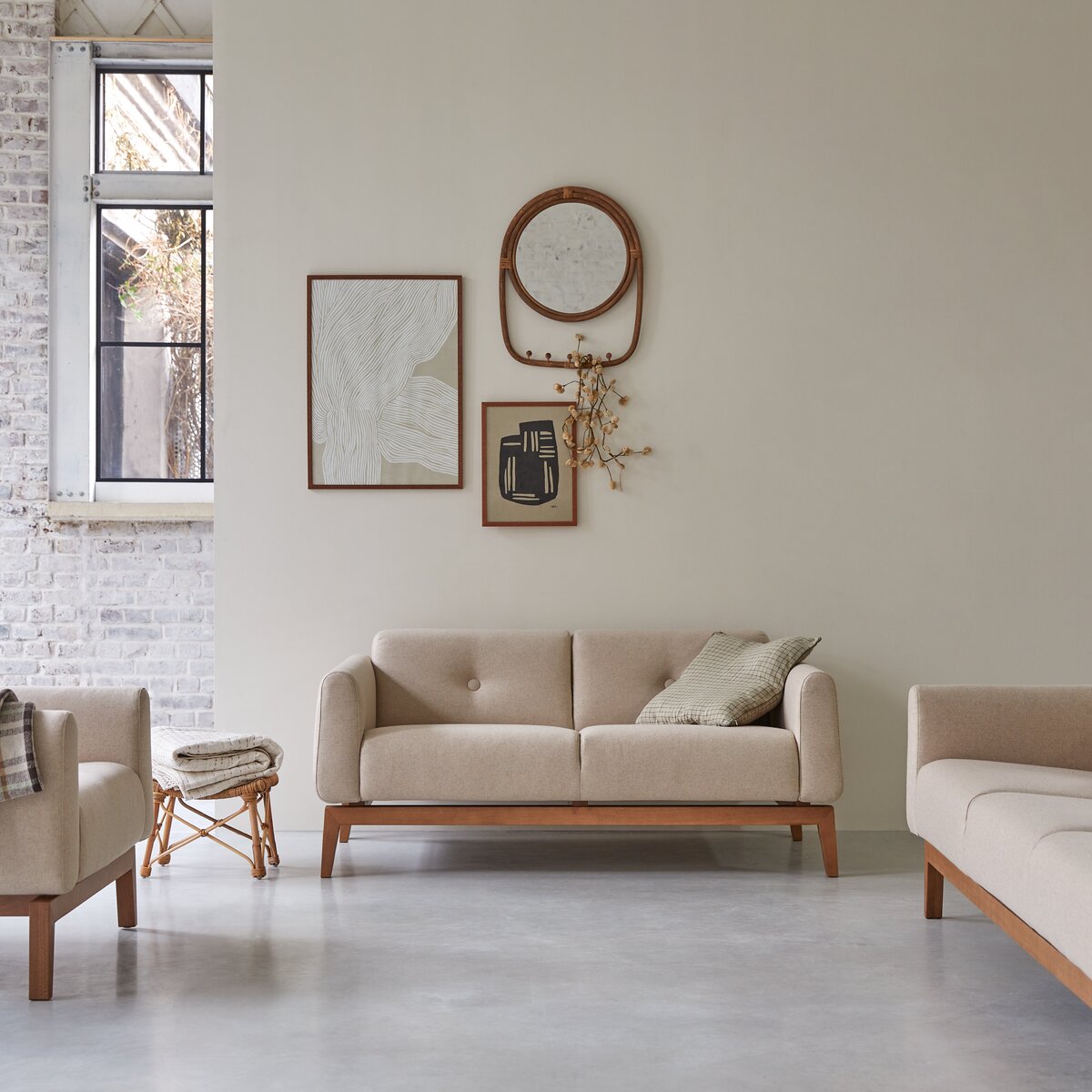 Bjorn - 2-Sitzer-Sofa mit massivem Eichenholzgestell und ecrufarbenem Stoffbezug Bjorn - 2-Sitzer-Sofa mit massivem Eichenholzgestell und ecrufarbenem Stoffbezug