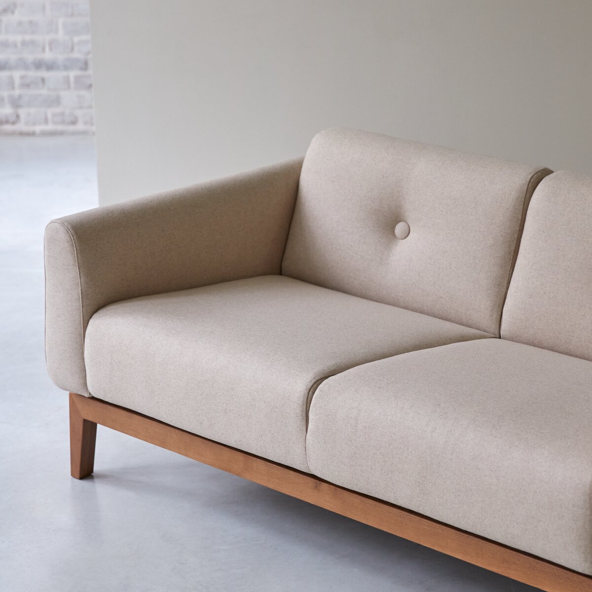 Bjorn - 2-Sitzer-Sofa mit massivem Eichenholzgestell und ecrufarbenem Stoffbezug Bjorn - 2-Sitzer-Sofa mit massivem Eichenholzgestell und ecrufarbenem Stoffbezug