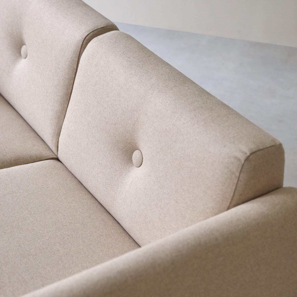 Bjorn - 2-Sitzer-Sofa mit massivem Eichenholzgestell und ecrufarbenem Stoffbezug Bjorn - 2-Sitzer-Sofa mit massivem Eichenholzgestell und ecrufarbenem Stoffbezug