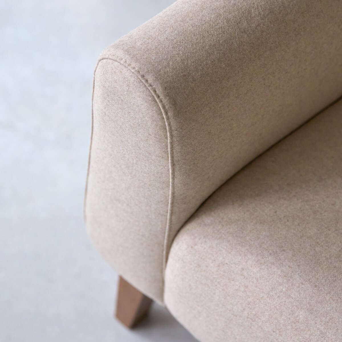 Sofá de roble macizo y tela color crudo Salón / Sofás Tikamoon