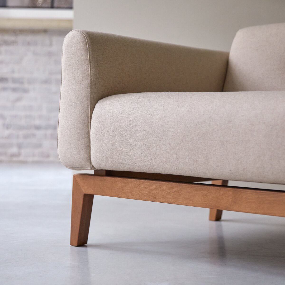 Bjorn - 2-Sitzer-Sofa mit massivem Eichenholzgestell und ecrufarbenem Stoffbezug Bjorn - 2-Sitzer-Sofa mit massivem Eichenholzgestell und ecrufarbenem Stoffbezug