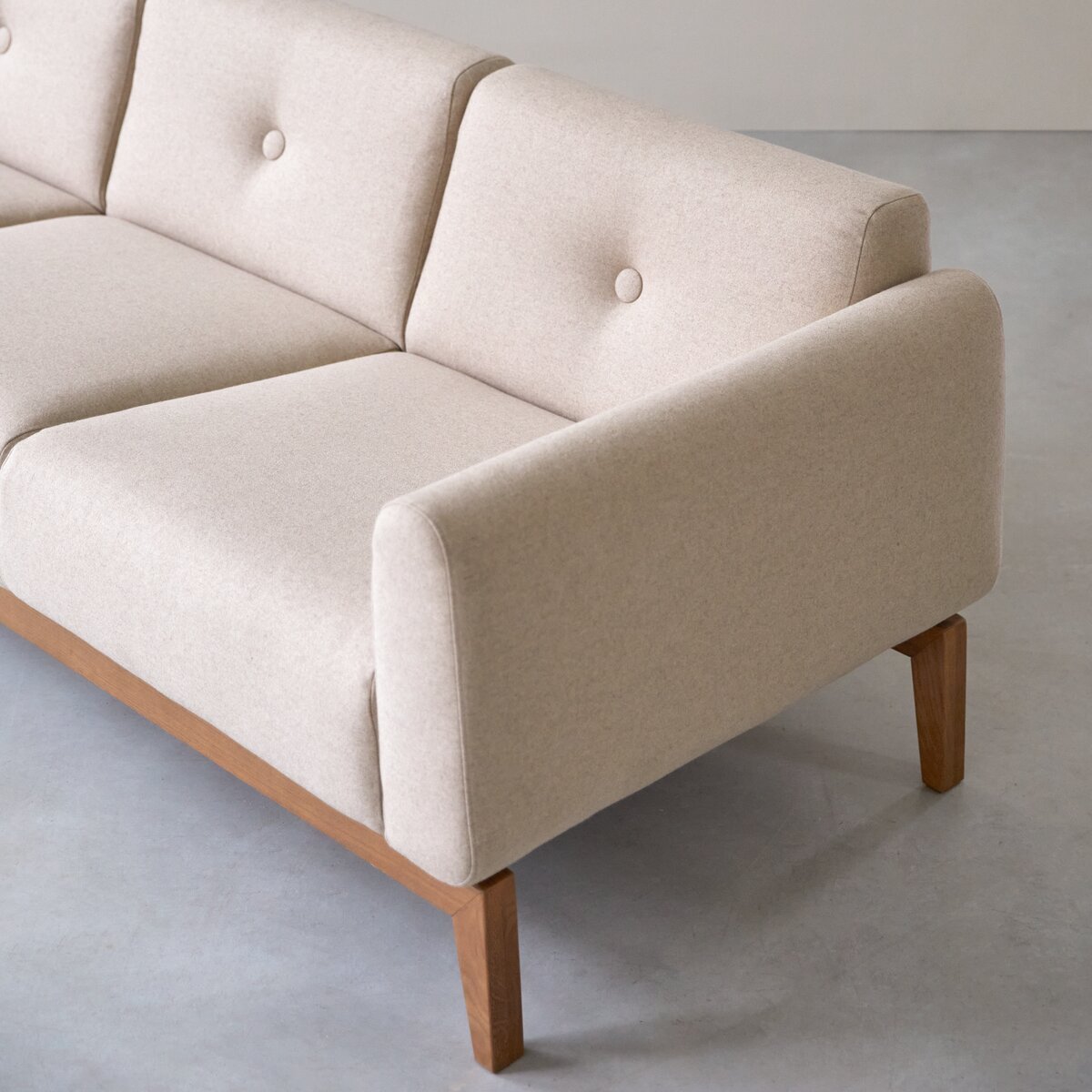 Bjorn - 3-Sitzer-Sofa mit massivem Eichenholzgestell und ecrufarbenem Stoffbezug Bjorn - 3-Sitzer-Sofa mit massivem Eichenholzgestell und ecrufarbenem Stoffbezug