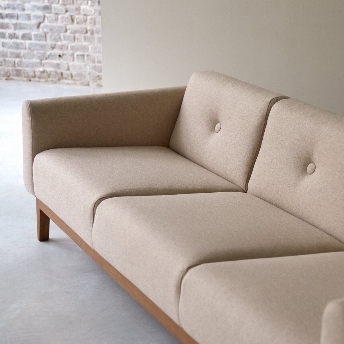 Bjorn - 3-Sitzer-Sofa mit massivem Eichenholzgestell und ecrufarbenem Stoffbezug Bjorn - 3-Sitzer-Sofa mit massivem Eichenholzgestell und ecrufarbenem Stoffbezug