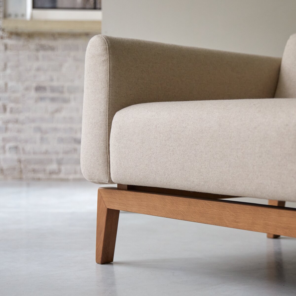 Bjorn - 3-Sitzer-Sofa mit massivem Eichenholzgestell und ecrufarbenem Stoffbezug Bjorn - 3-Sitzer-Sofa mit massivem Eichenholzgestell und ecrufarbenem Stoffbezug