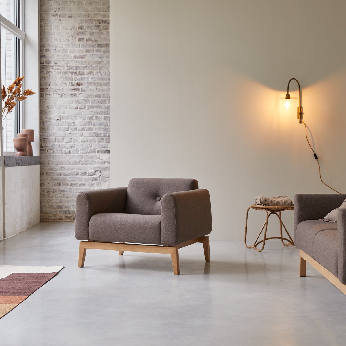 Bjorn - Fauteuil en chêne massif et tissu marron Bjorn - Fauteuil en chêne massif et tissu marron