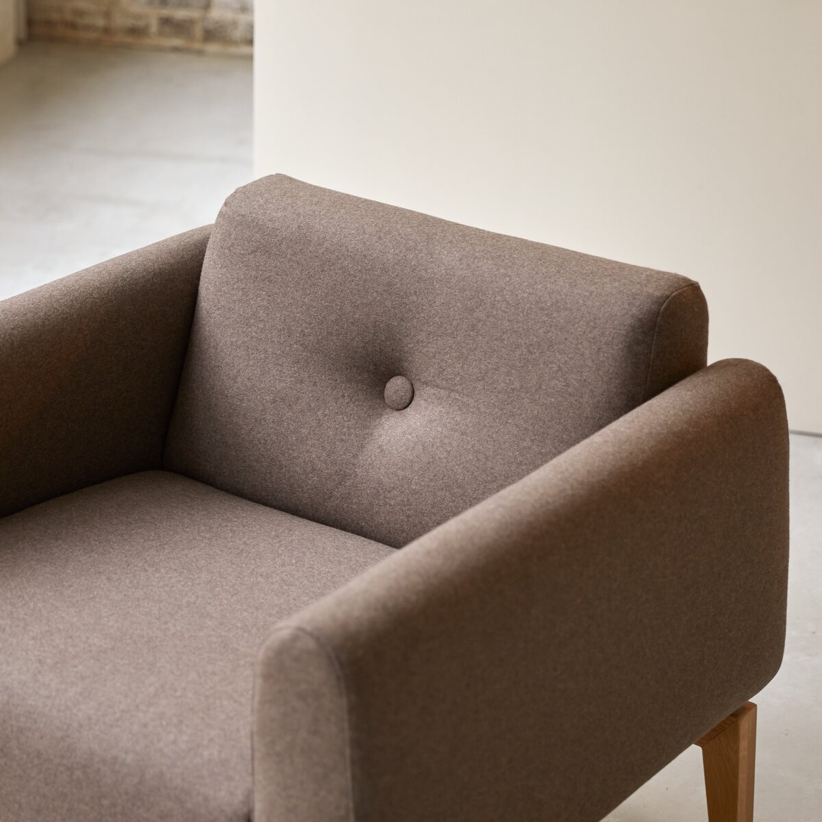 Bjorn - Fauteuil en chêne massif et tissu marron Bjorn - Fauteuil en chêne massif et tissu marron