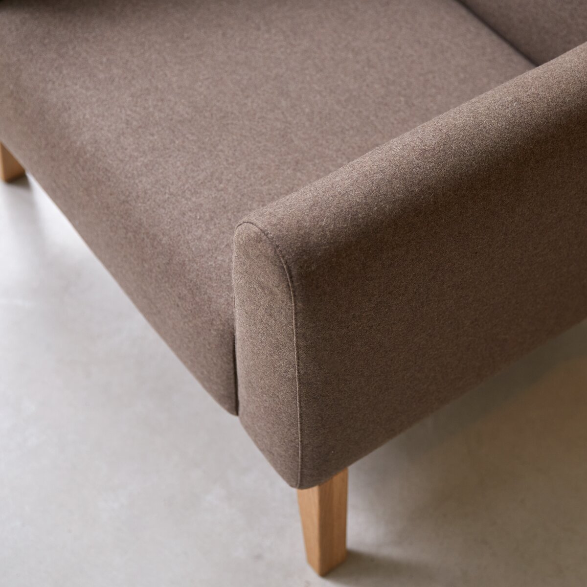 Bjorn - Fauteuil en chêne massif et tissu marron Bjorn - Fauteuil en chêne massif et tissu marron