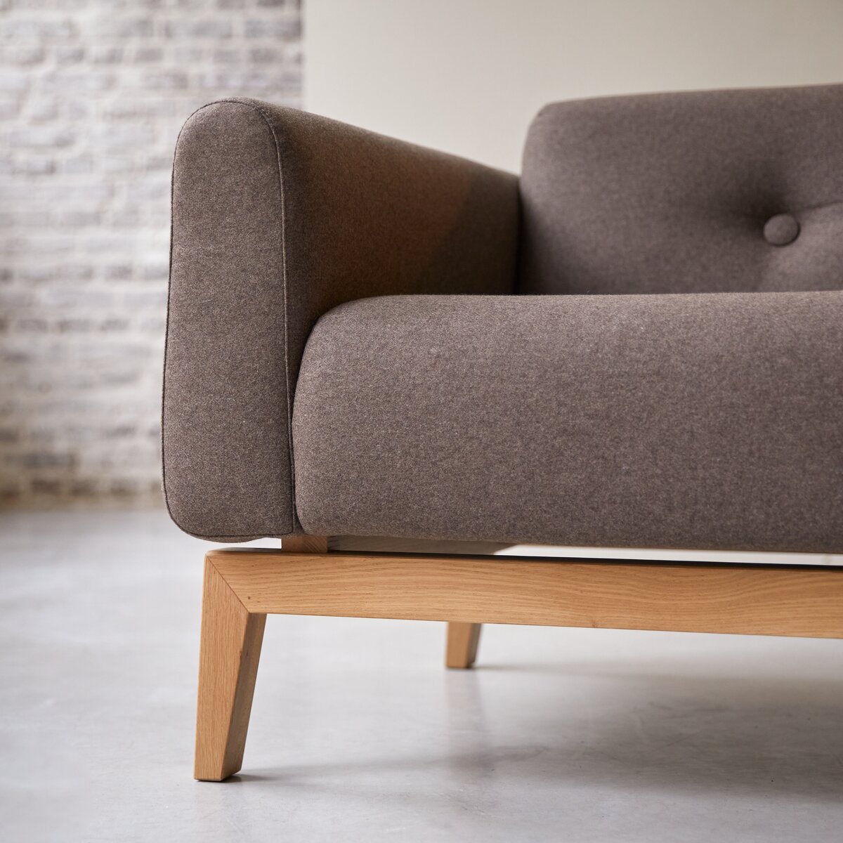 Bjorn - Fauteuil en chêne massif et tissu marron Bjorn - Fauteuil en chêne massif et tissu marron