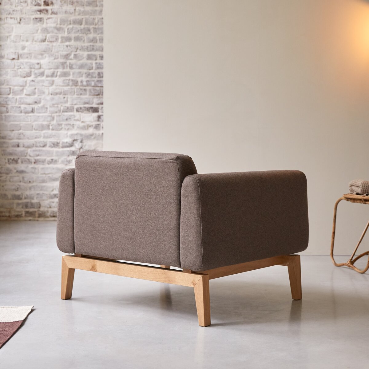 Bjorn - Fauteuil en chêne massif et tissu marron Bjorn - Fauteuil en chêne massif et tissu marron
