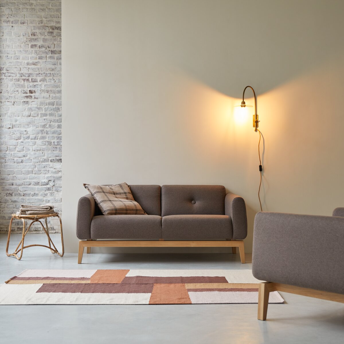 Bjorn - 2-Sitzer-Sofa mit massivem Eichenholzgestell und braunem Stoffbezug Bjorn - 2-Sitzer-Sofa mit massivem Eichenholzgestell und braunem Stoffbezug