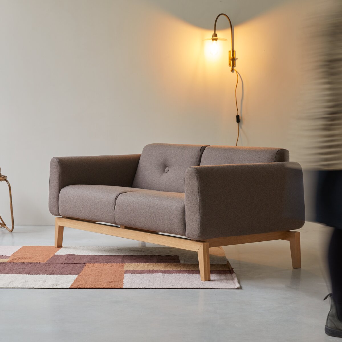 Bjorn - 2-Sitzer-Sofa mit massivem Eichenholzgestell und braunem Stoffbezug Bjorn - 2-Sitzer-Sofa mit massivem Eichenholzgestell und braunem Stoffbezug