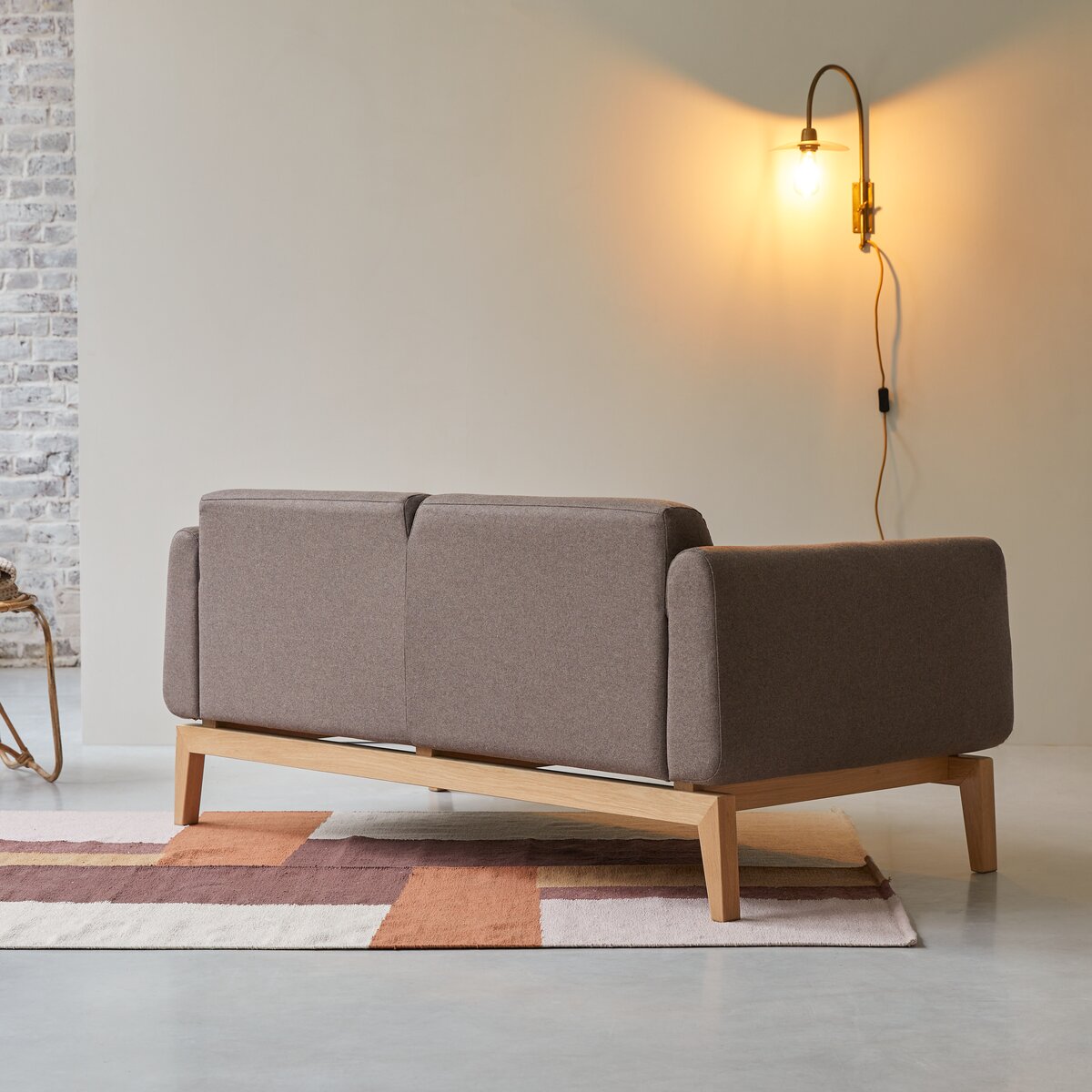 Bjorn - 2-Sitzer-Sofa mit massivem Eichenholzgestell und braunem Stoffbezug Bjorn - 2-Sitzer-Sofa mit massivem Eichenholzgestell und braunem Stoffbezug